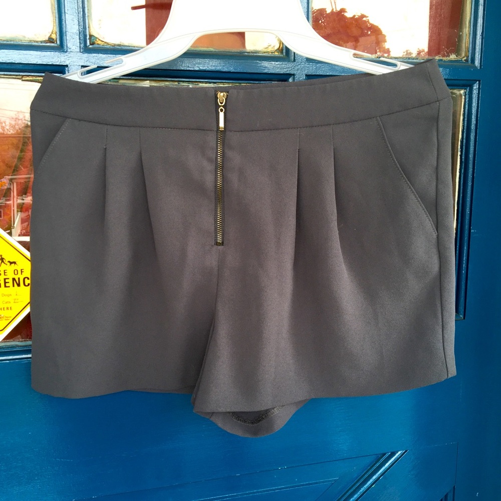 Forever 21 M Gray Pleated Shorts w/ Front Zipper Beautifully Tailored Flattering